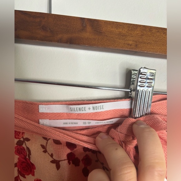 NWT Silence + Noise red/ pink color high and low wrap around skirt size‎ XS - Picture 5 of 6